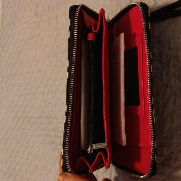 NWOT Betsey Johnson White Bow Black Background. Hot Pink Inside. - Picture 8 of 13